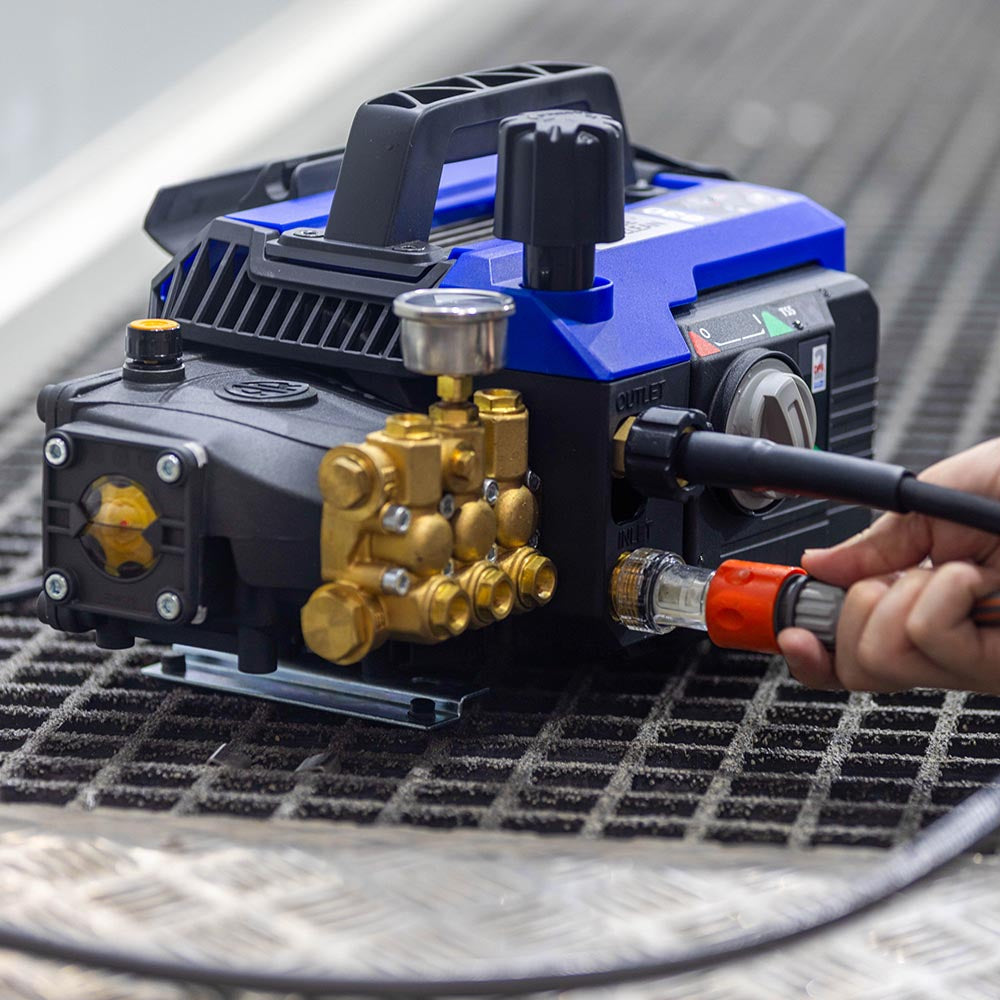 Annovi Reverberi AR630 V2+ pressure washer in use
