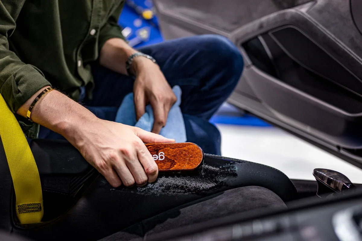 Geist Leather Cleaning Brush - Alpha Details