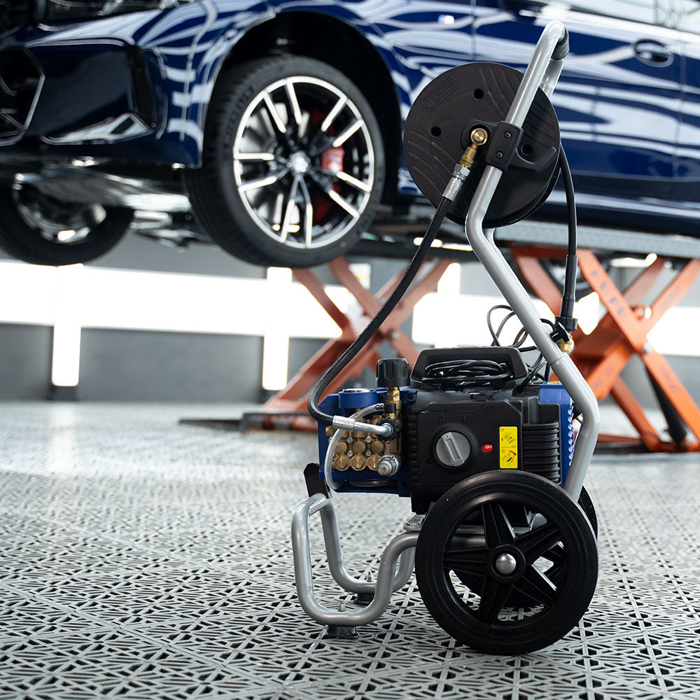 Annovi Reverberi AR680+ mounted on the AR quick-release trolley with hose reel