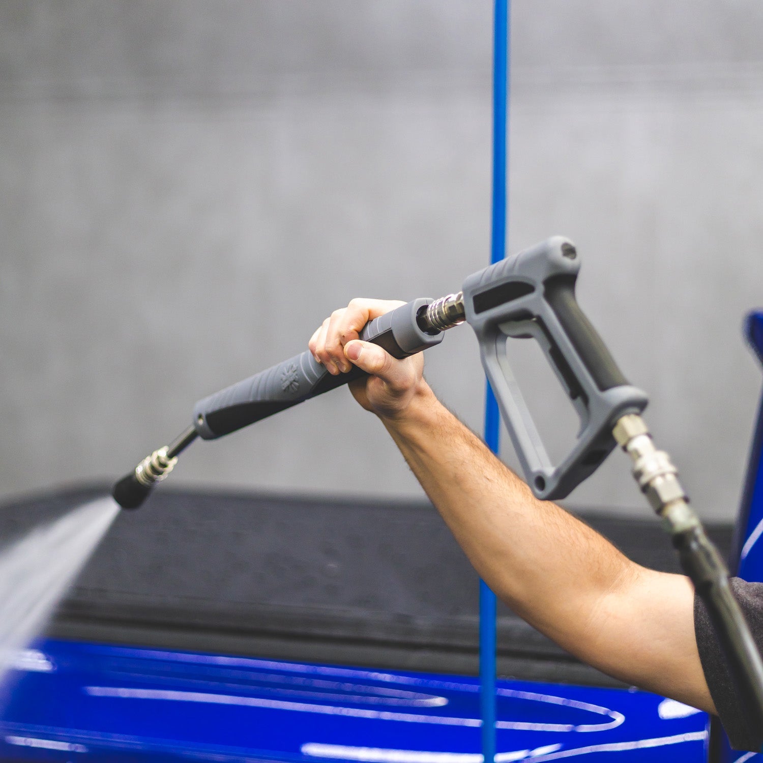 Ultra H2O Spray Wand being used to rinse a vehicle with a 40 degree nozzle fitted